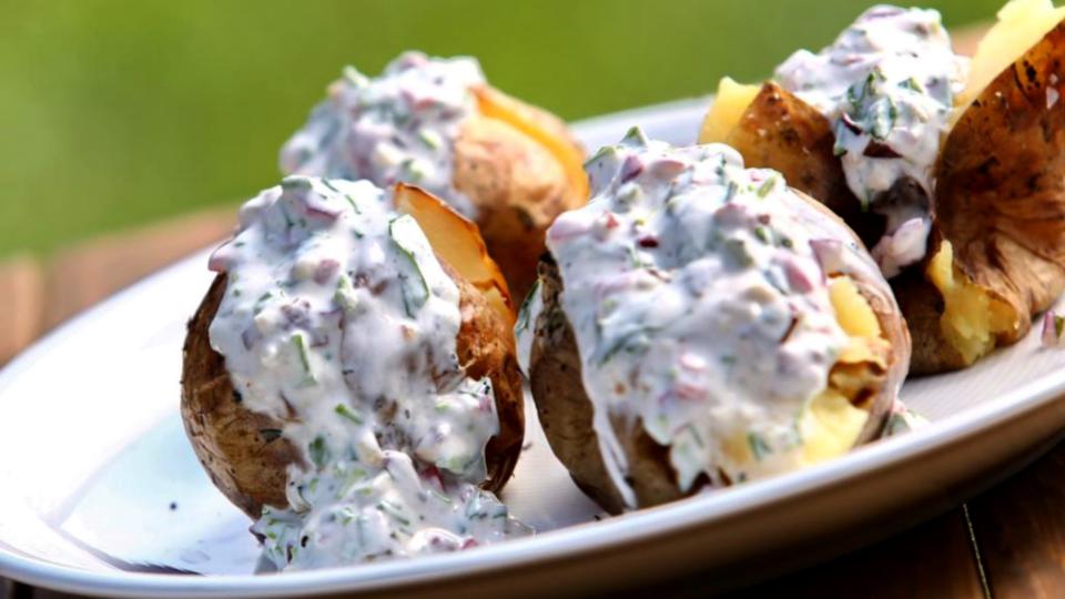 Pečené brambory s bílým jogurtem