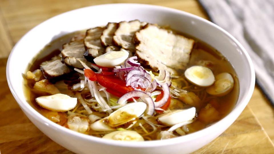 Vietnamská polévka s vepřovým bůčkem