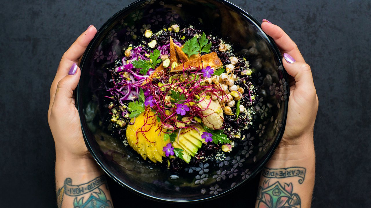 Nejbarevnější Buddha bowl s tofu, mangem, avokádem a černou rýží