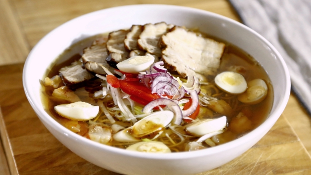 Vietnamská polévka s vepřovým bůčkem